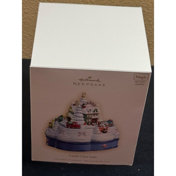 2007 Candy Cane Lane (Candy Cane Lane) Hallmark Keepsake Christmas Tree - Picture 2 of 15